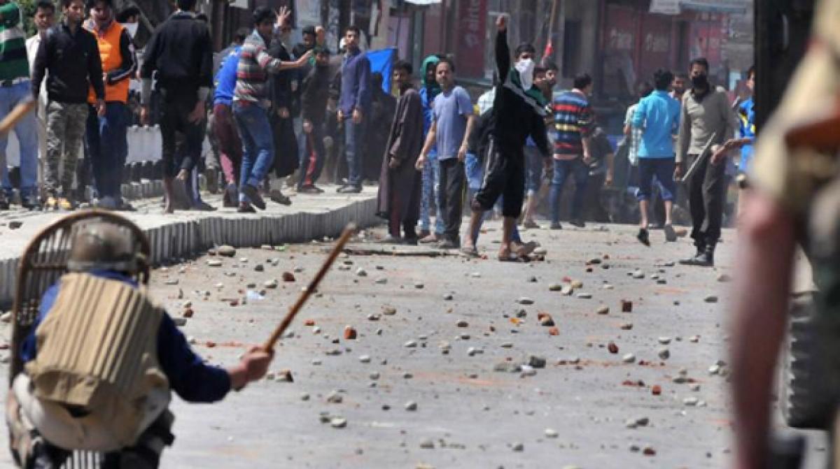 Six injured in stone pelting by protesters after Eid prayers in kashmir